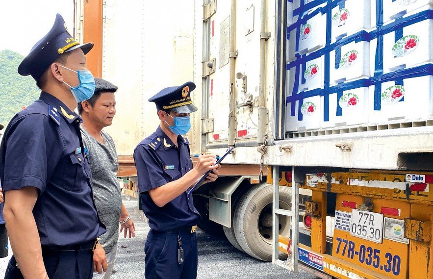 C&ocirc;ng chức ng&agrave;nh Hải quan kiểm tra h&agrave;ng ho&aacute; xuất nhập khẩu. Ảnh: customs.gov.vn