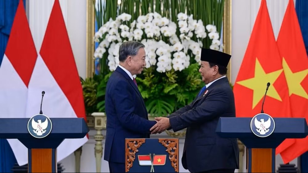 Tổng Bí thư Tô Lâm và Tổng thống Prabowo Subianto tại cuộc họp báo công bố việc nâng cấp quan hệ Việt Nam-Indonesia lên Đối tác Chiến lược toàn diện (tháng 3/2025). (Ảnh: Đại sứ quán Indonesia tại Việt Nam) Tổng Bí thư Tô Lâm và Tổng thống Prabowo Subianto tại cuộc họp báo công bố việc nâng cấp quan hệ Việt Nam-Indonesia lên Đối tác Chiến lược toàn diện (tháng 3/2025). (Ảnh: Đại sứ quán Indonesia tại Việt Nam)