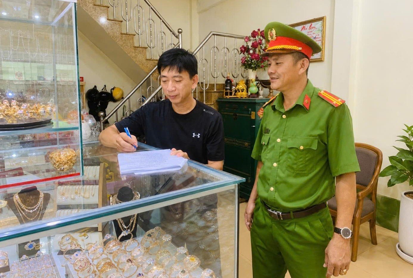 Công an phường Láng Tròn, tỉnh Cà Mau tuyên truyền, phổ biến các quy định của pháp luật cho chủ cơ sở kinh doanh vàng bạc, đá quý. Ảnh: Công an cung cấp Công an phường Láng Tròn, tỉnh Cà Mau tuyên truyền, phổ biến các quy định của pháp luật cho chủ cơ sở kinh doanh vàng bạc, đá quý. Ảnh: Công an cung cấp