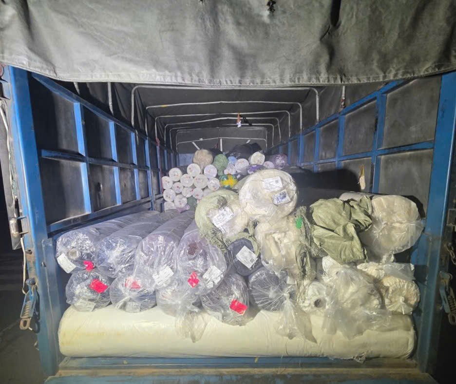 Số hàng hóa không rõ nguồn gốc xuất xứ trên xe tải. Ảnh: Công an Ninh Bình Số hàng hóa không rõ nguồn gốc xuất xứ trên xe tải. Ảnh: Công an Ninh Bình