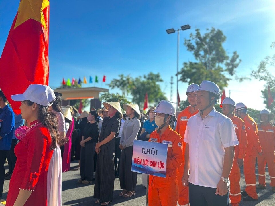 Lãnh đạo Điện lực Can Lộc và lực lượng tham gia chương trình phát động. Lãnh đạo Điện lực Can Lộc và lực lượng tham gia chương trình phát động.
