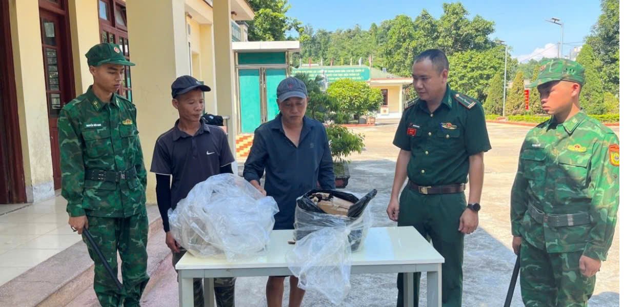 Lực lượng Bi&ecirc;n ph&ograve;ng dẫn giải c&aacute;c đối tượng vận chuyển h&agrave;ng lậu. (Ảnh: Trung Dũng)