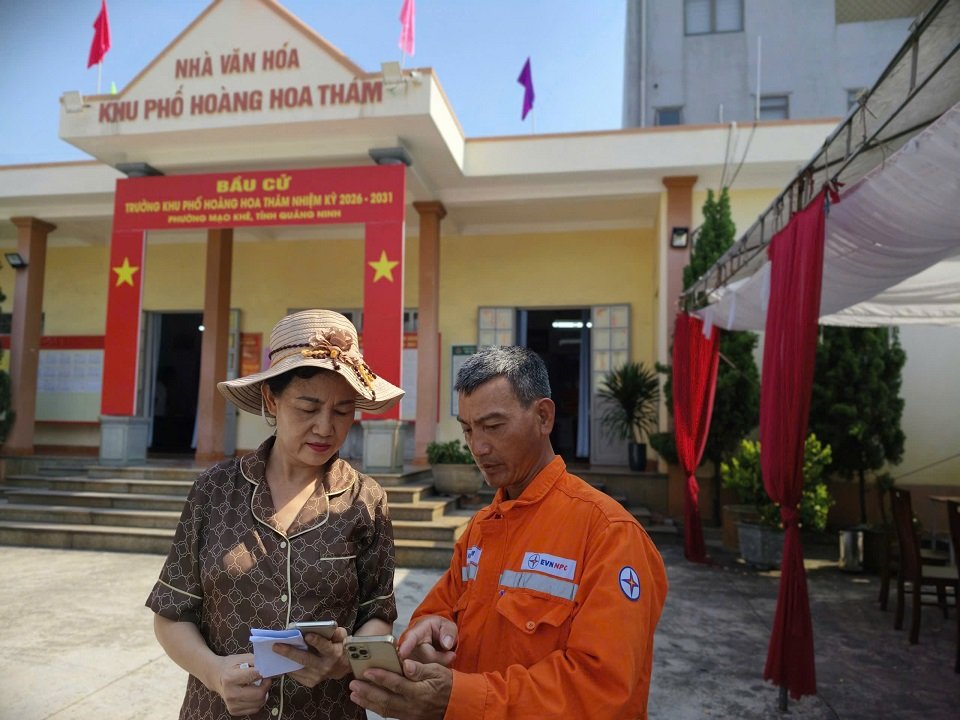 Nh&acirc;n vi&ecirc;n c&aacute;c Điện lực trực thuộc t&iacute;ch cực hướng dẫn kh&aacute;ch h&agrave;ng c&agrave;i App EVN CSKH tại c&aacute;c điểm bầu cử