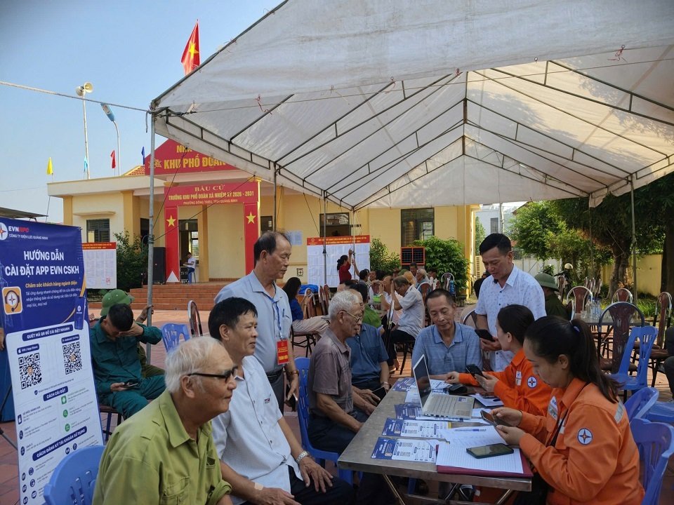 Nh&acirc;n vi&ecirc;n c&aacute;c Điện lực trực thuộc hướng dẫn c&agrave;i đặt App EVN CSKH cho kh&aacute;ch h&agrave;ng sử dụng điện tr&ecirc;n địa b&agrave;n tỉnh tại địa điểm bầu cử
