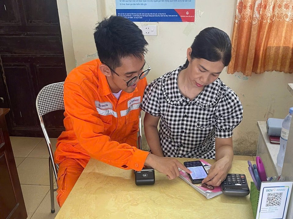 Nhân viên Điện lực hướng dẫn khách hàng cài đặt và sử dụng ứng dụng EVN CSKH. Nhân viên Điện lực hướng dẫn khách hàng cài đặt và sử dụng ứng dụng EVN CSKH.