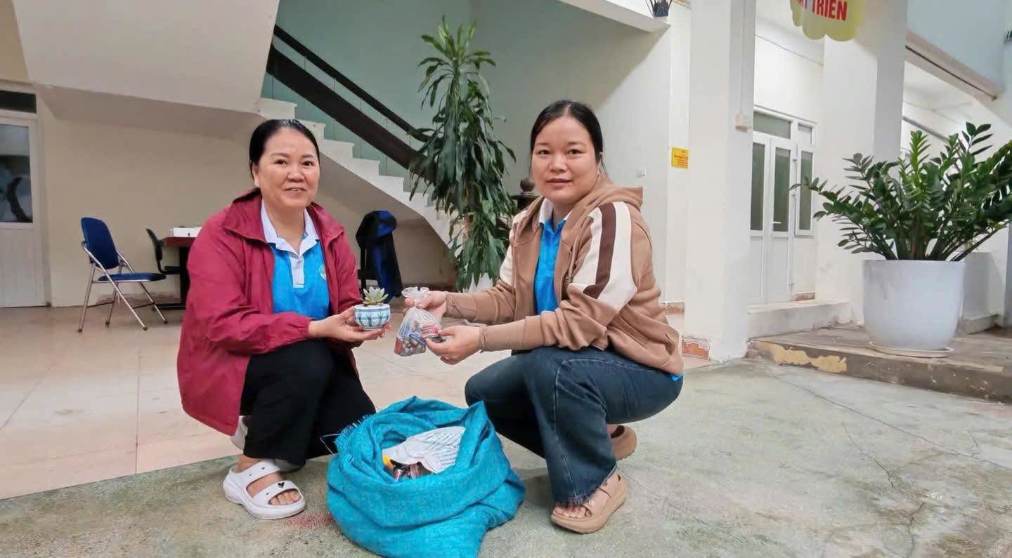Hội viên phụ nữ phường Nghĩa Đô thu gom pin đã qua sử dụng, góp phần hình thành thói quen phân loại rác và bảo vệ môi trường từ những việc nhỏ. Hội viên phụ nữ phường Nghĩa Đô thu gom pin đã qua sử dụng, góp phần hình thành thói quen phân loại rác và bảo vệ môi trường từ những việc nhỏ.