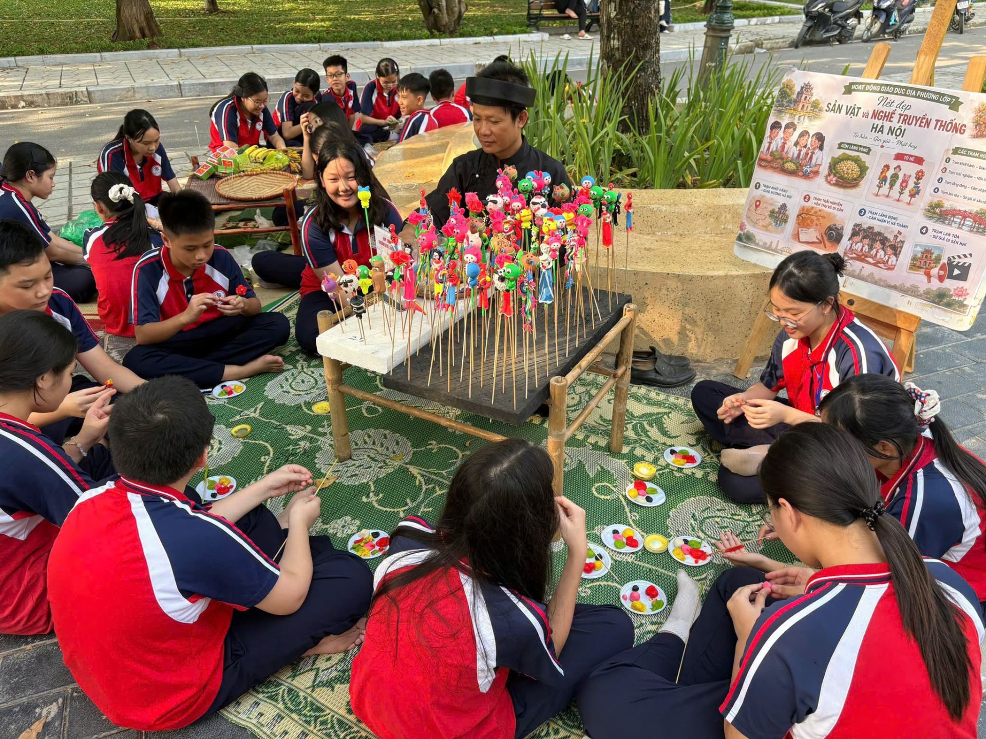 Học sinh Trường THCS Cầu Giấy B trải nghiệm làm đồ chơi dân gian, tìm hiểu nét đẹp văn hóa truyền thống trong không gian “lớp học mở” tại Công viên Cầu Giấy. Học sinh Trường THCS Cầu Giấy B trải nghiệm làm đồ chơi dân gian, tìm hiểu nét đẹp văn hóa truyền thống trong không gian “lớp học mở” tại Công viên Cầu Giấy.