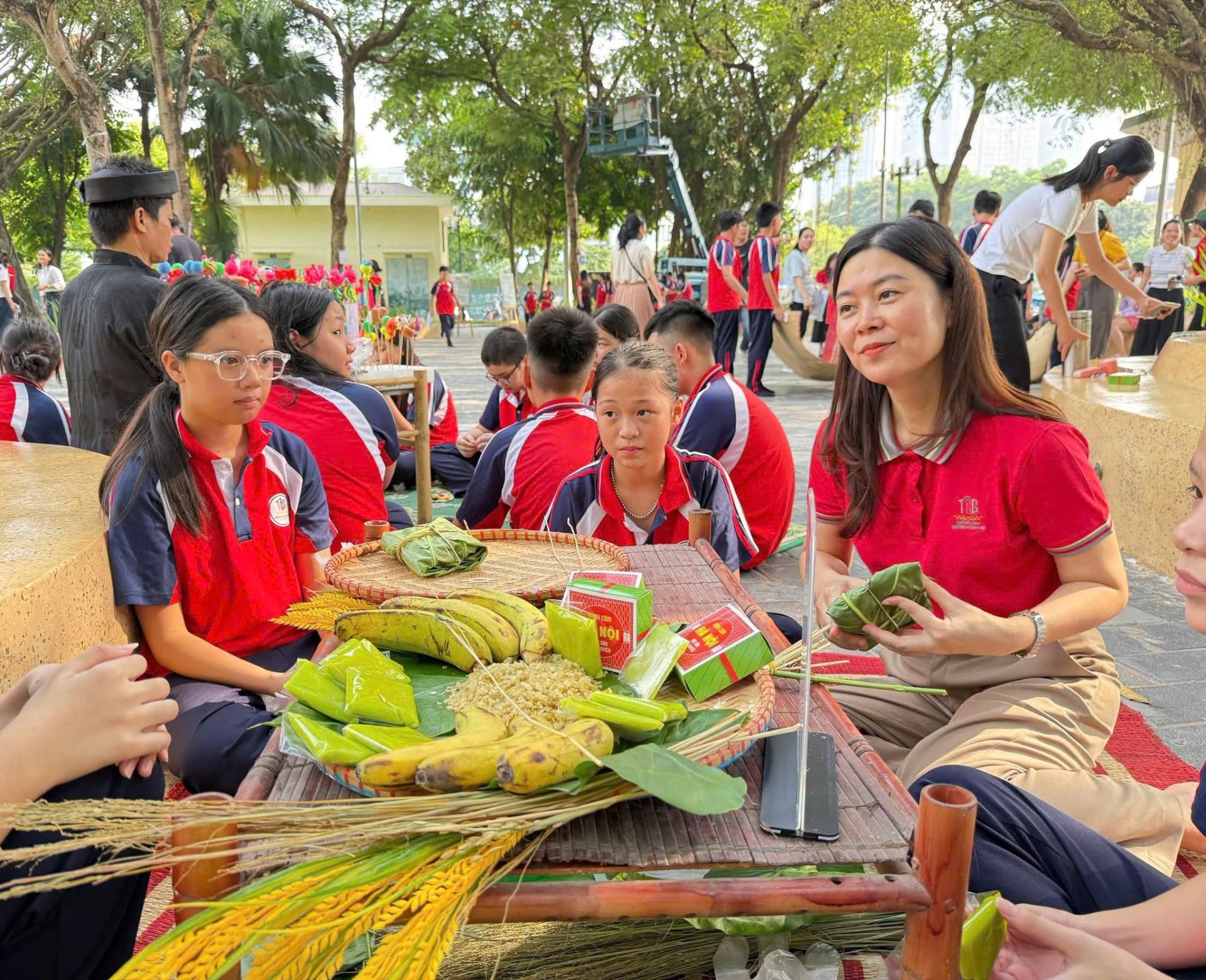 Học sinh Trường THCS Cầu Giấy B tham gia các hoạt động học tập, trải nghiệm tại Công viên Cầu Giấy, đưa kiến thức từ lớp học gắn với thực tế. Học sinh Trường THCS Cầu Giấy B tham gia các hoạt động học tập, trải nghiệm tại Công viên Cầu Giấy, đưa kiến thức từ lớp học gắn với thực tế.