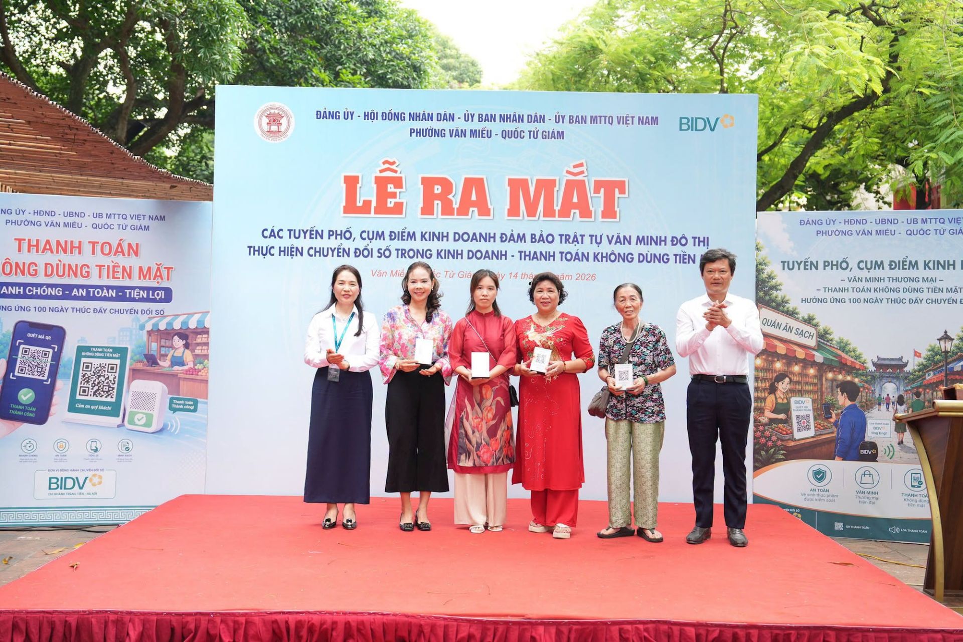 Phường Văn Miếu - Quốc Tử Giám triển khai thanh toán không dùng tiền mặt tại các tuyến phố, cụm điểm kinh doanh, đưa chuyển đổi số vào hoạt động mua bán hằng ngày. Phường Văn Miếu - Quốc Tử Giám triển khai thanh toán không dùng tiền mặt tại các tuyến phố, cụm điểm kinh doanh, đưa chuyển đổi số vào hoạt động mua bán hằng ngày.