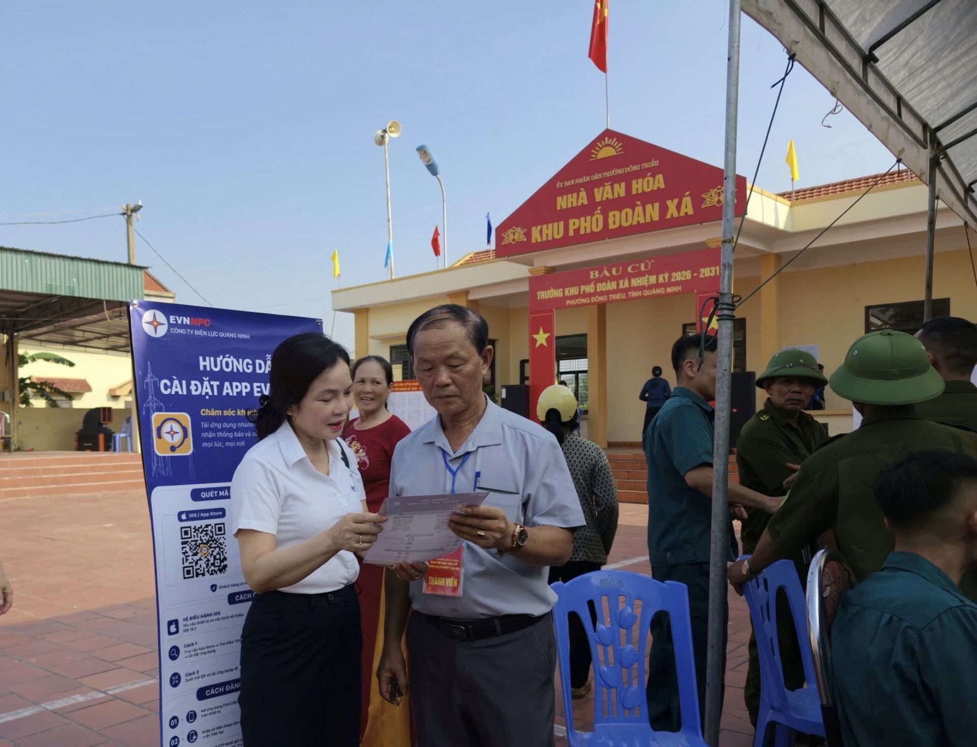 C&aacute;n bộ Truyền th&ocirc;ng CTĐL Quảng Ninh giới thiệu App EVN CSKH với &ocirc;ng Nguyễn Văn Quyết - Khu trưởng khu phố Đo&agrave;n X&aacute;, phường Đ&ocirc;ng Triều, tỉnh Quảng Ninh
