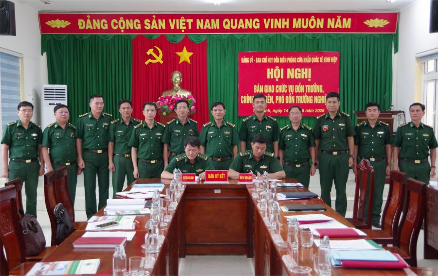 Thượng t&aacute; Nguyễn Văn Tiền b&agrave;n giao chức vụ Đồn trưởng Đồn Bi&ecirc;n ph&ograve;ng Cửa khẩu Quốc tế B&igrave;nh Hiệp cho Trung t&aacute; Trần Văn B&igrave;