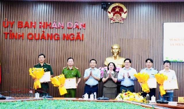 Đại diện Đội QLTT số 2 (thứ 2 từ phải qua) nhận Bằng khen&nbsp;của BCĐ389 Quốc gia. Ảnh: Đ-Huy