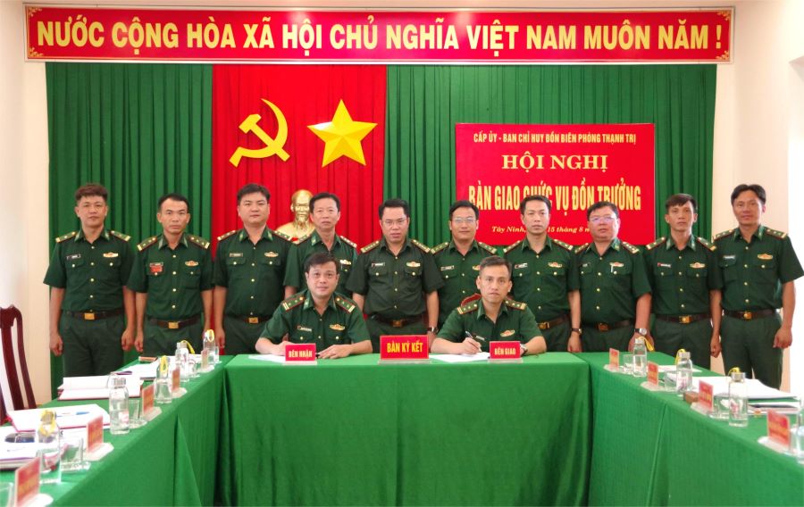 Trung t&aacute; Nguyễn Văn Nghĩa b&agrave;n giao chức vụ Đồn trưởng Đồn Bi&ecirc;n ph&ograve;ng Thạnh Trị cho Trung t&aacute; Nguyễn Đ&igrave;nh Quang