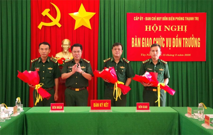Đại t&aacute; Nguyễn Văn Gi&aacute;p tặng hoa ch&uacute;c mừng c&aacute;c đồng ch&iacute; ho&agrave;n th&agrave;nh c&ocirc;ng t&aacute;c b&agrave;n giao