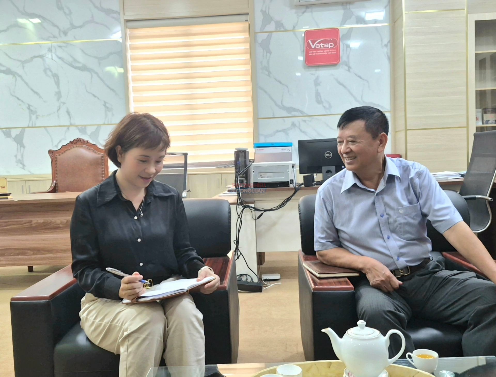 Ph&oacute;ng vi&ecirc;n Tạp ch&iacute; Thương hiệu v&agrave; C&ocirc;ng luận trao đổi với Chủ tịch Hiệp hội Chống h&agrave;ng giả v&agrave; Bảo vệ thương hiệu Việt Nam
