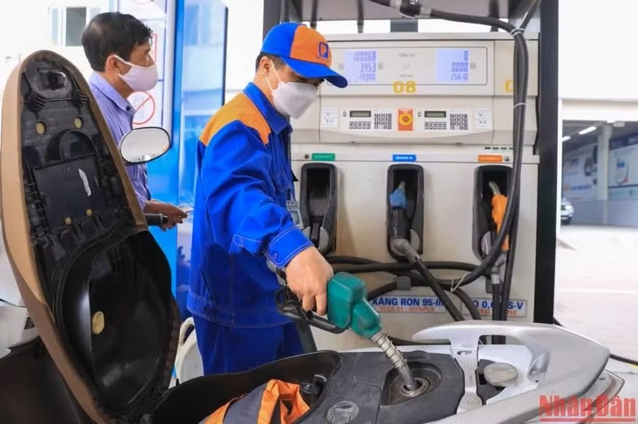 Nhân viên bơm xăng cho khách hàng tại một cửa hàng kinh doanh xăng dầu. (Ảnh: THÀNH ĐẠT) Nhân viên bơm xăng cho khách hàng tại một cửa hàng kinh doanh xăng dầu. (Ảnh: THÀNH ĐẠT)