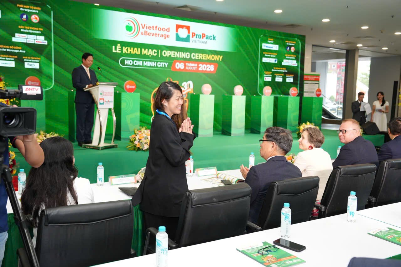Bà Patsy Lim, Phó Tổng Giám đốc phụ trách Marketing của SABECO tại lễ khai mạc triển lãm ngày 6/8/2026 (Ảnh: BTC) Bà Patsy Lim, Phó Tổng Giám đốc phụ trách Marketing của SABECO tại lễ khai mạc triển lãm ngày 6/8/2026 (Ảnh: BTC)