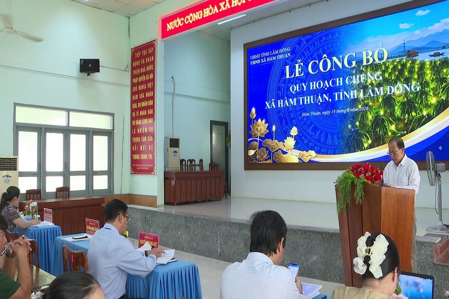 Ông Nguyễn Ngọc Thạch, Tỉnh ủy viên, Bí thư Đảng ủy, Chủ tịch HĐND xã Hàm Thuận phát biểu. Ông Nguyễn Ngọc Thạch, Tỉnh ủy viên, Bí thư Đảng ủy, Chủ tịch HĐND xã Hàm Thuận phát biểu.
