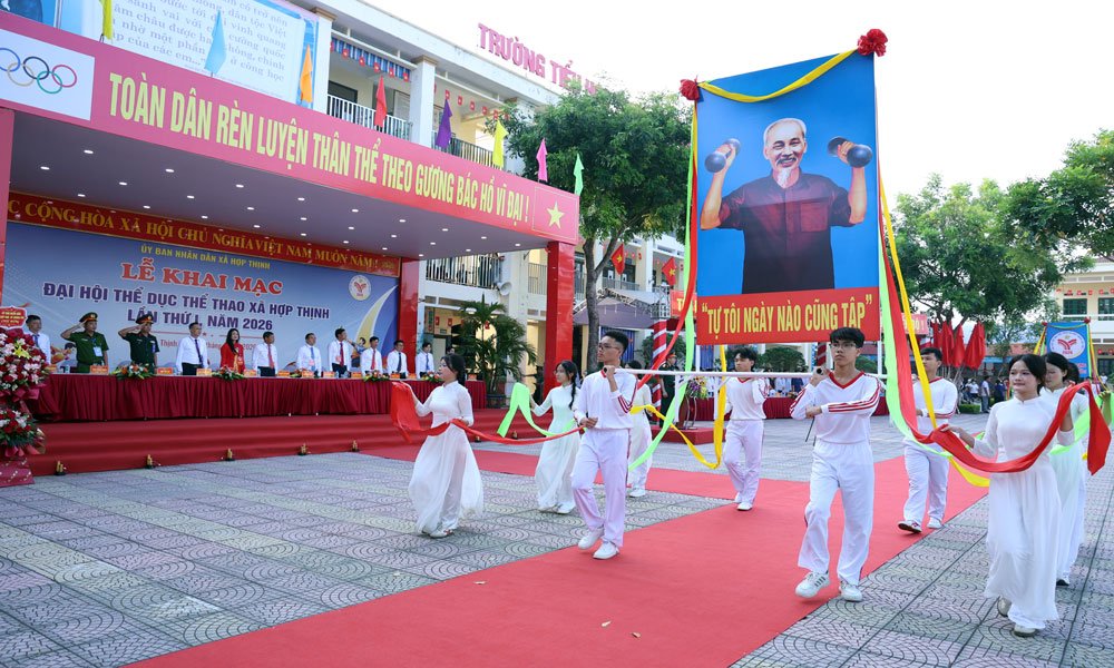 Khối rước chân dung Chủ tịch Hồ Chí Minh diễu hành tại lễ khai mạc. Khối rước chân dung Chủ tịch Hồ Chí Minh diễu hành tại lễ khai mạc.