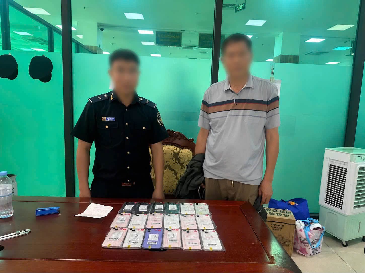 Lực lượng Hải quan bắt giữ 34 điện thoại nhập lậu qua cửa khẩu quốc tế Lào Cai Lực lượng Hải quan bắt giữ 34 điện thoại nhập lậu qua cửa khẩu quốc tế Lào Cai