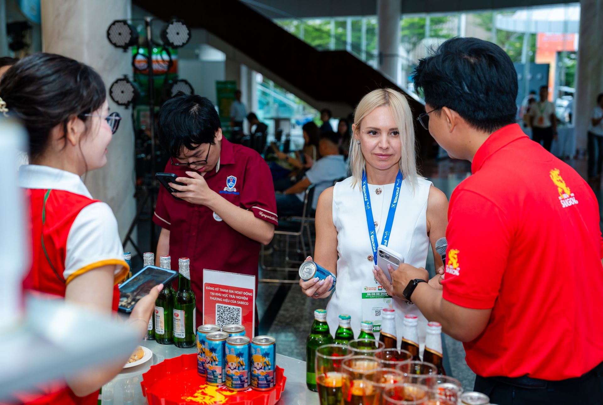 Gian hàng trưng bày sản phẩm của SABECO tại Triển lãm Quốc tế Vietfood & Beverage - ProPack Vietnam 2026 thu hút nhiều khách tham quan (Ảnh: BTC) Gian hàng trưng bày sản phẩm của SABECO tại Triển lãm Quốc tế Vietfood & Beverage - ProPack Vietnam 2026 thu hút nhiều khách tham quan (Ảnh: BTC)