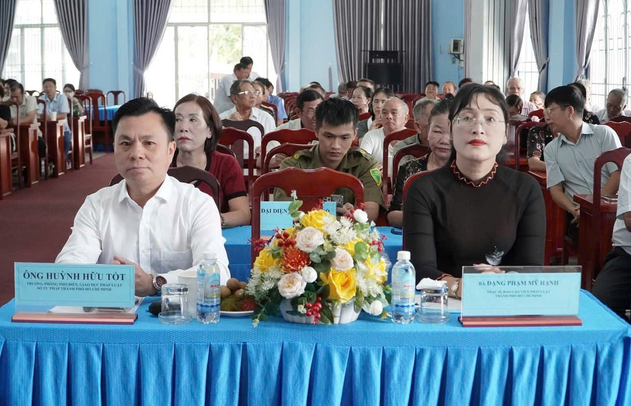 Ông Huỳnh Hữu Tốt, Trưởng phòng Phổ biến, giáo dục pháp luật, Sở Tư pháp TP.HCM tham dự hội nghị triển khai mô hình “Tổ hòa giải điểm” tại phường Thuận Giao. Ông Huỳnh Hữu Tốt, Trưởng phòng Phổ biến, giáo dục pháp luật, Sở Tư pháp TP.HCM tham dự hội nghị triển khai mô hình “Tổ hòa giải điểm” tại phường Thuận Giao.