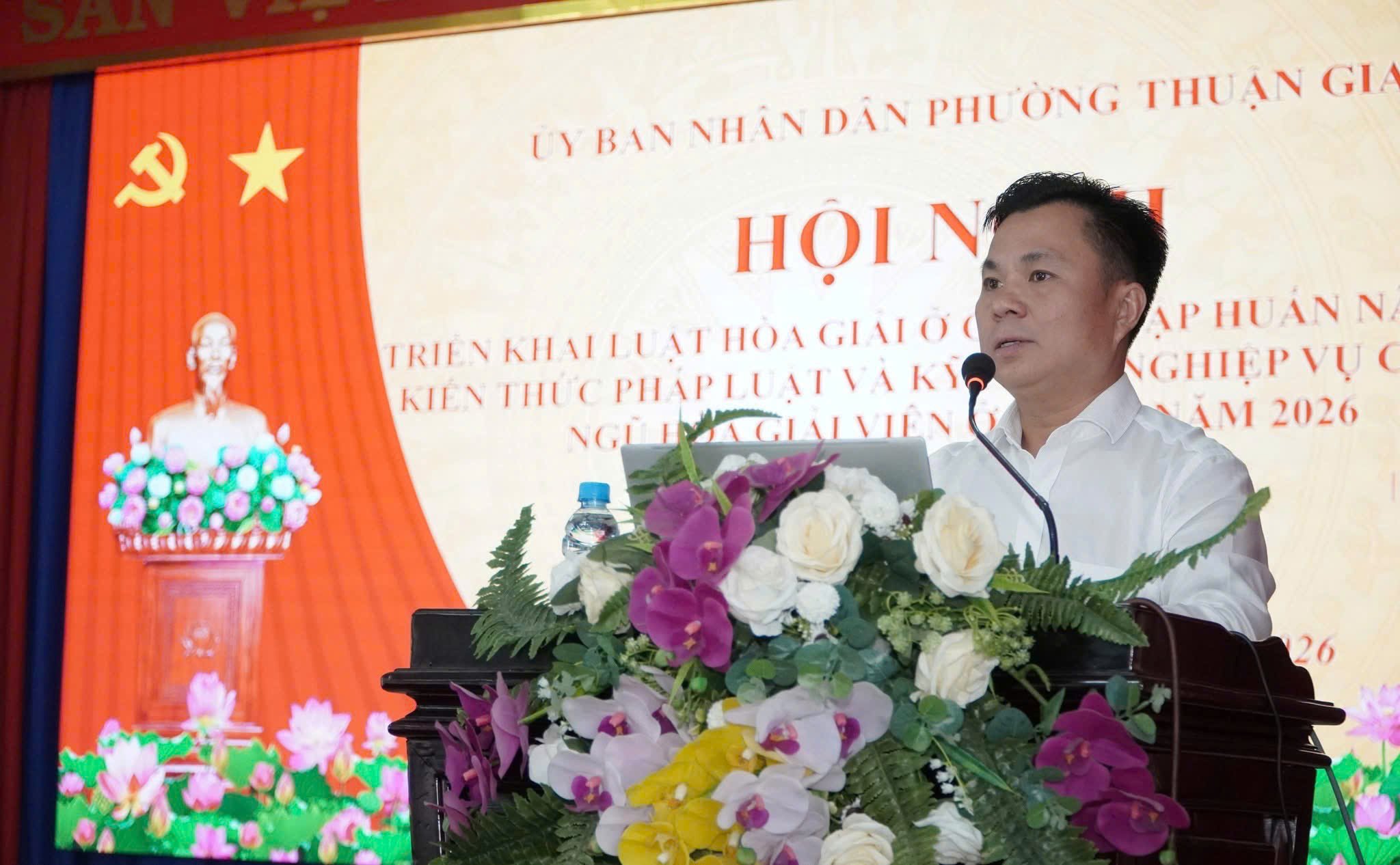 Ông Huỳnh Hữu Tốt, Trưởng phòng Phổ biến, giáo dục pháp luật, Sở Tư pháp TP.HCM, báo cáo chuyên đề tại hội nghị. Ông Huỳnh Hữu Tốt, Trưởng phòng Phổ biến, giáo dục pháp luật, Sở Tư pháp TP.HCM, báo cáo chuyên đề tại hội nghị.