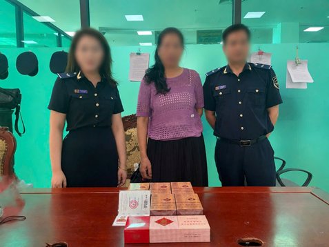 Đối tượng và tang vật vi phạm bị lực lượng Hải quan bắt giữ. Ảnh: kv07.customs.gov.vn Đối tượng và tang vật vi phạm bị lực lượng Hải quan bắt giữ. Ảnh: kv07.customs.gov.vn