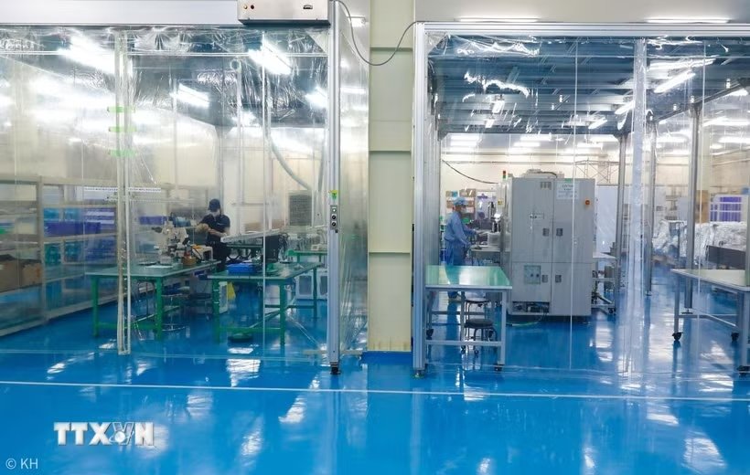 Dây chuyền lắp ráp cụm chi tiết siêu nhỏ đòi hỏi chính xác phục vụ cho sản xuất chíp bán dẫn. (Ảnh minh họa: Thành Phương/TTXVN) Dây chuyền lắp ráp cụm chi tiết siêu nhỏ đòi hỏi chính xác phục vụ cho sản xuất chíp bán dẫn. (Ảnh minh họa: Thành Phương/TTXVN)