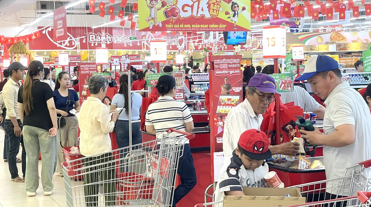 Nhiều người tiêu dùng Việt Nam mua sắm sản phẩm Việt Nam tại siêu thị Go- Cần Thơ Nhiều người tiêu dùng Việt Nam mua sắm sản phẩm Việt Nam tại siêu thị Go- Cần Thơ