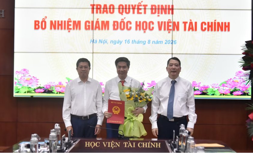 Thứ trưởng Bộ Tài chính Cao Anh Tuấn (người đứng ngoài cùng bên phải) trao quyết định bổ nhiệm Giám đốc Học viện Tài chính tới NGƯT.PGS.TS Nguyễn Đào Tùng (người đứng giữa). Ảnh: HVTC Thứ trưởng Bộ Tài chính Cao Anh Tuấn (người đứng ngoài cùng bên phải) trao quyết định bổ nhiệm Giám đốc Học viện Tài chính tới NGƯT.PGS.TS Nguyễn Đào Tùng (người đứng giữa). Ảnh: HVTC