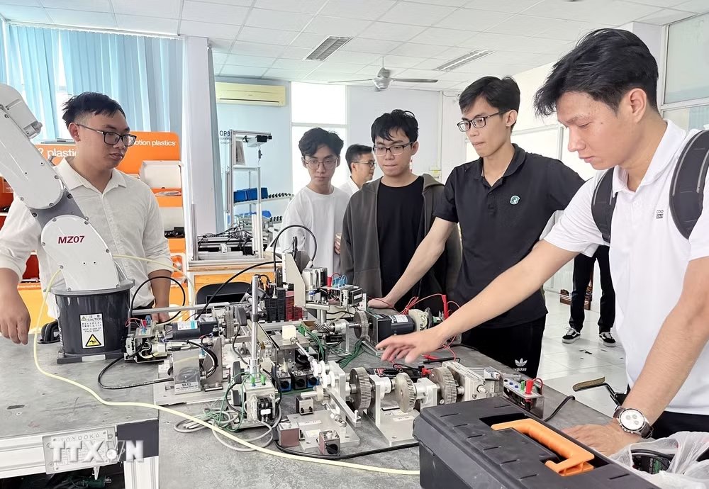 Các sinh viên nghiên cứu thực hành tại Trung tâm Đào tạo Khu Công nghệ cao Thành phố Hồ Chí Minh. (Ảnh: Thanh Vũ/TTXVN) Các sinh viên nghiên cứu thực hành tại Trung tâm Đào tạo Khu Công nghệ cao Thành phố Hồ Chí Minh. (Ảnh: Thanh Vũ/TTXVN)