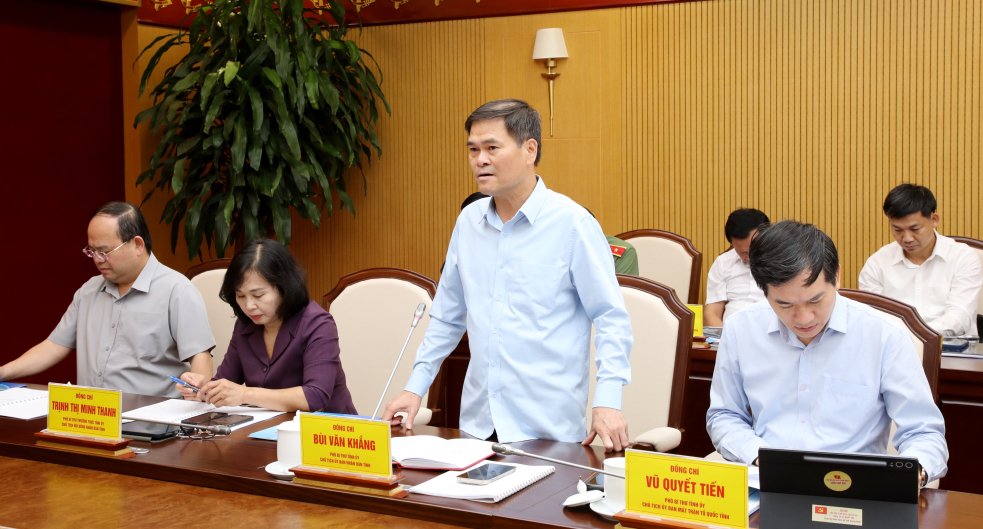 &Ocirc;ng B&ugrave;i Văn Khắng, Ph&oacute; B&iacute; thư Tỉnh ủy, Chủ tịch UBND tỉnh Quảng Ninh, b&aacute;o c&aacute;o tại buổi l&agrave;m việc