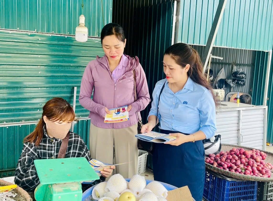 C&aacute;n bộ Bảo hiểm X&atilde; hội th&agrave;nh phố Huế l&agrave;m tốt c&ocirc;ng t&aacute;c tuy&ecirc;n truyền, vận động