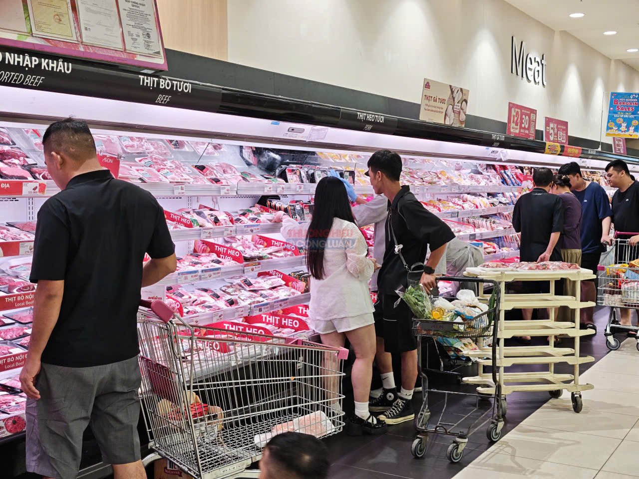 Nguồn cung hàng hóa thiết yếu được bảo đảm, cùng với các chương trình bình ổn và tăng cường kiểm tra thị trường, góp phần hạn chế biến động giá và hỗ trợ kiểm soát lạm phát. Nguồn cung hàng hóa thiết yếu được bảo đảm, cùng với các chương trình bình ổn và tăng cường kiểm tra thị trường, góp phần hạn chế biến động giá và hỗ trợ kiểm soát lạm phát.