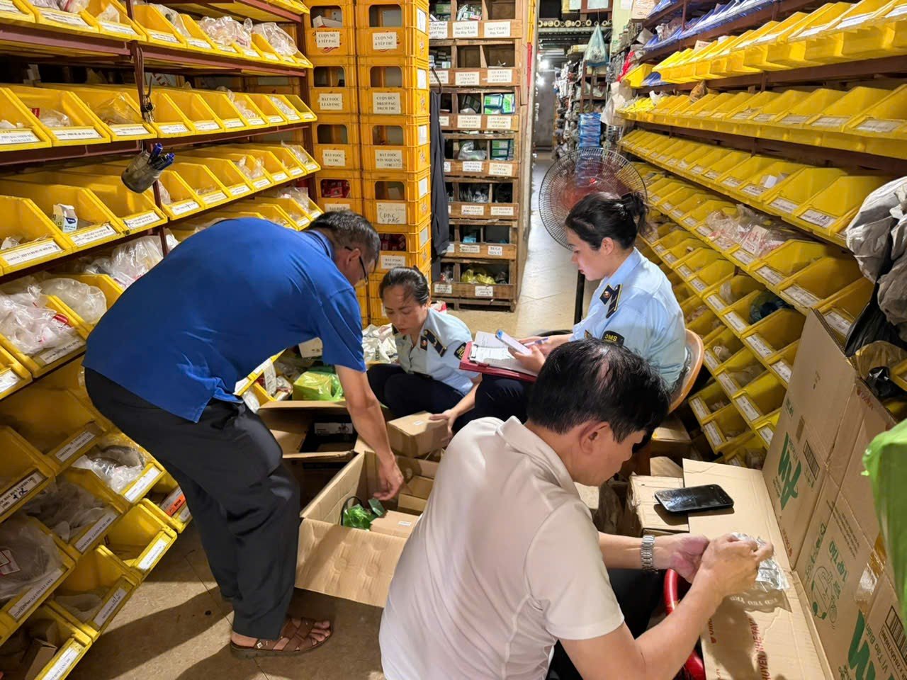 Lực lượng chức năng kiểm tra hàng hóa tại cơ sở kinh doanh trên địa bàn Lực lượng chức năng kiểm tra hàng hóa tại cơ sở kinh doanh trên địa bàn