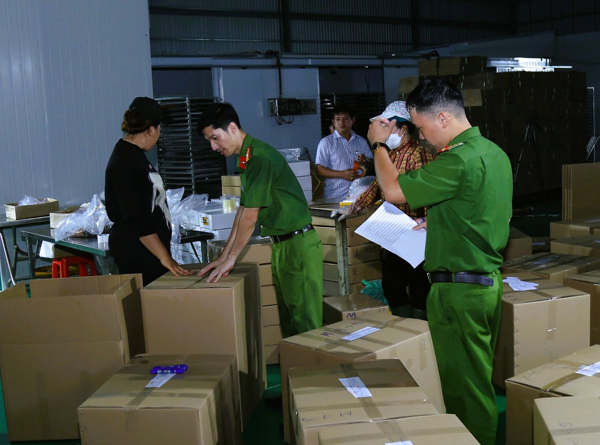 Lực lượng chức năng niêm phong số sản phẩm thu giữ tại Công ty TNHH Trần Lê Foods. Ảnh: Công an TP Đồng Nai Lực lượng chức năng niêm phong số sản phẩm thu giữ tại Công ty TNHH Trần Lê Foods. Ảnh: Công an TP Đồng Nai