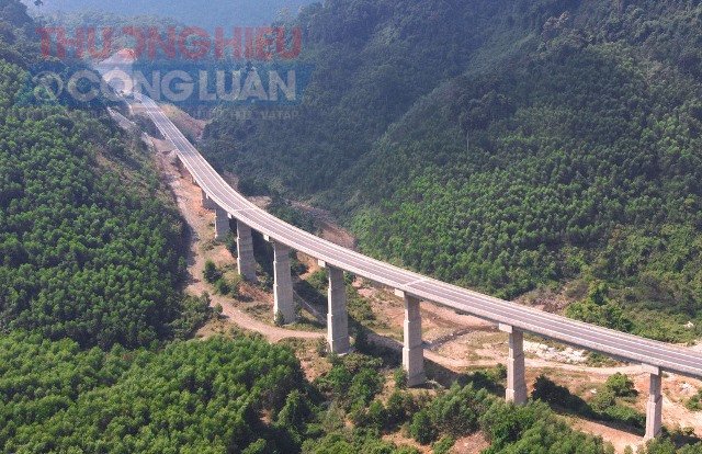 Tuyến cao tốc La Sơn - Hòa Liên có 2 làn xe trước đây, nhiều đoạn có “nút thắt cổ chai”. Tuyến cao tốc La Sơn - Hòa Liên có 2 làn xe trước đây, nhiều đoạn có “nút thắt cổ chai”.