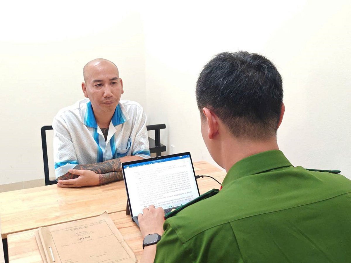 L&ecirc; Văn Ph&uacute; tại cơ quan C&ocirc;ng an. Ảnh: C&ocirc;ng an H&agrave; Nội