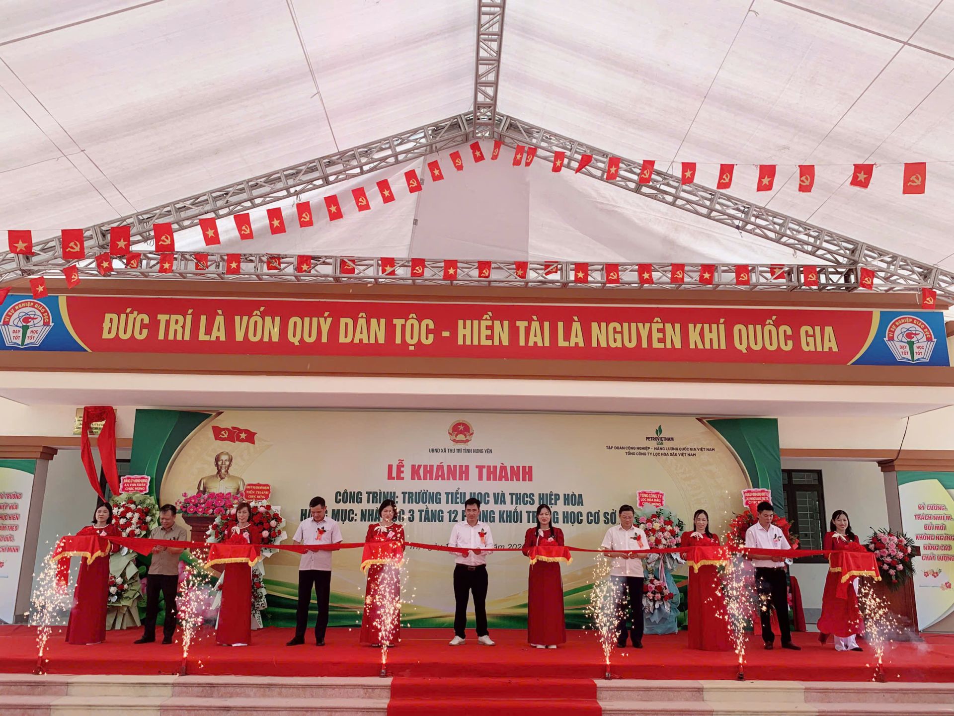 Các đại biểu thực hiện nghi thức cắt băng khánh thành công trình Các đại biểu thực hiện nghi thức cắt băng khánh thành công trình