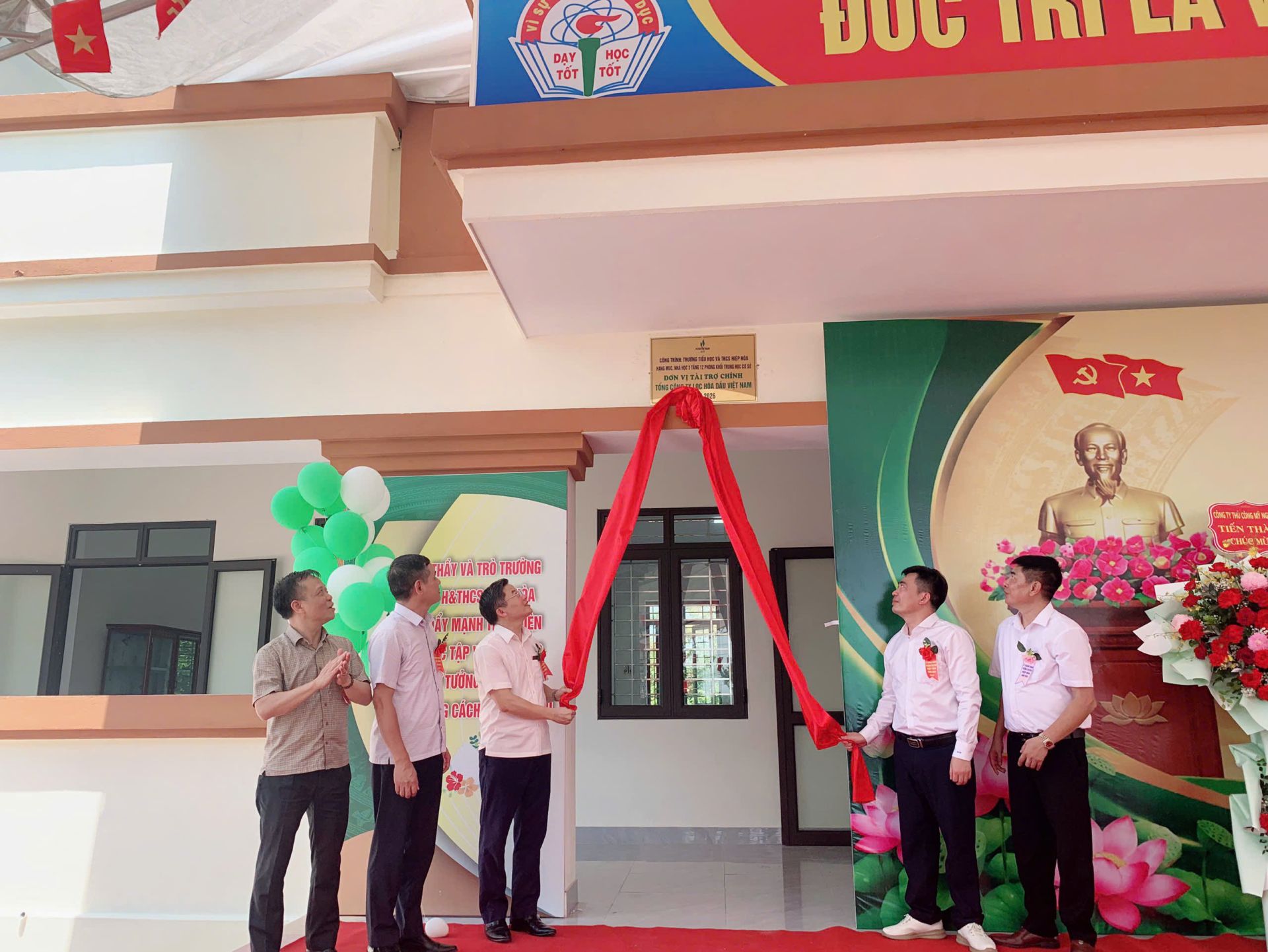 Các đại biểu thực hiện nghi thức khánh thành công trình Các đại biểu thực hiện nghi thức khánh thành công trình