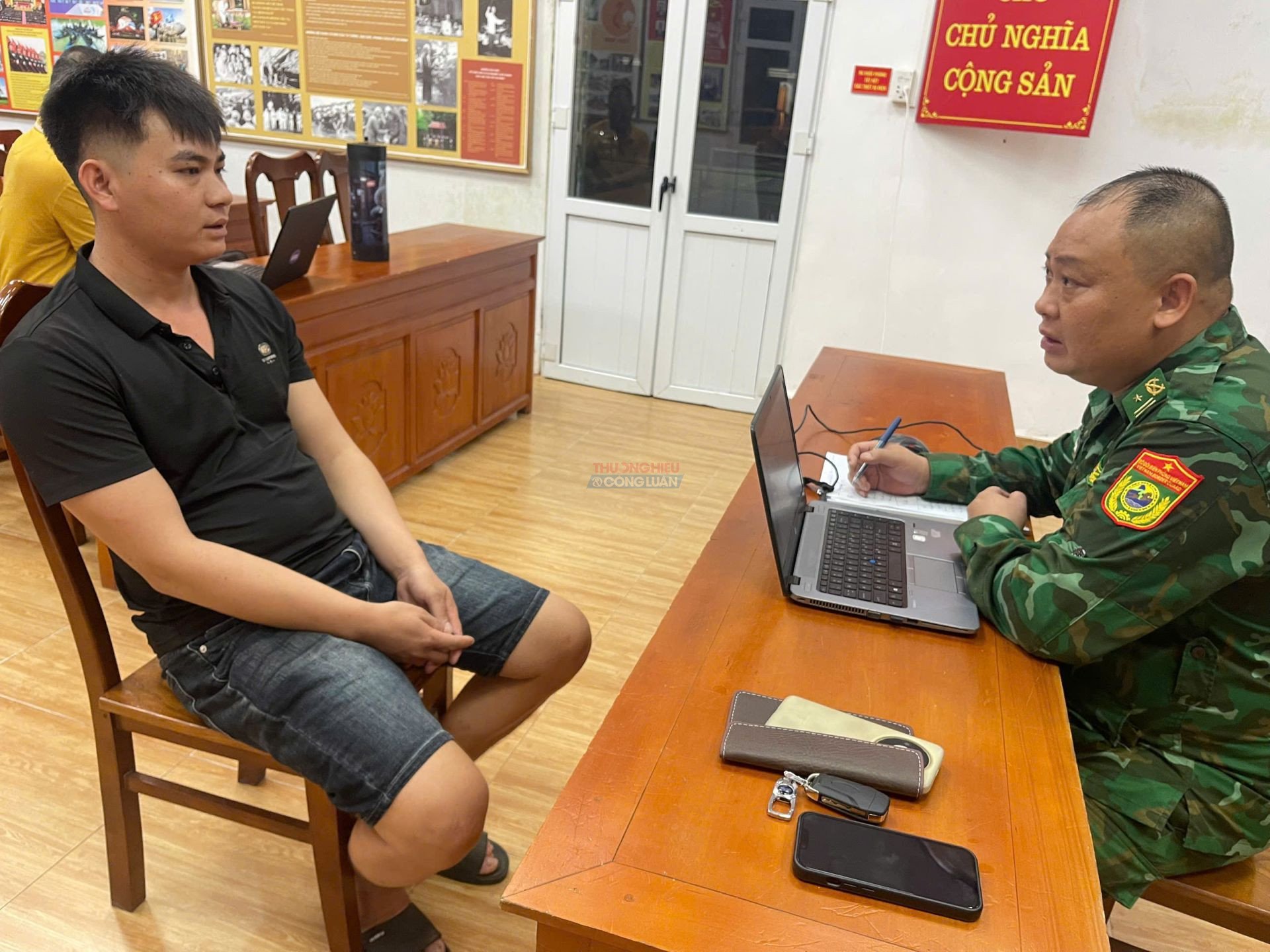 Cán bộ Đồn Biên phòng Bắc Sơn làm việc, xác minh vụ việc với người điều khiển phương tiện. Ảnh do đơn vị cung cấp. Cán bộ Đồn Biên phòng Bắc Sơn làm việc, xác minh vụ việc với người điều khiển phương tiện. Ảnh do đơn vị cung cấp.