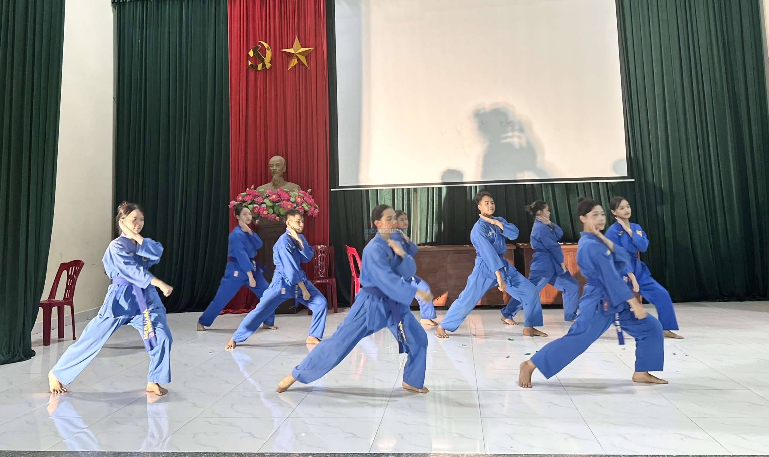 Câu lạc bộ Vovinam của nhà trường đã đạt được những thành tích vang dội. Câu lạc bộ Vovinam của nhà trường đã đạt được những thành tích vang dội.