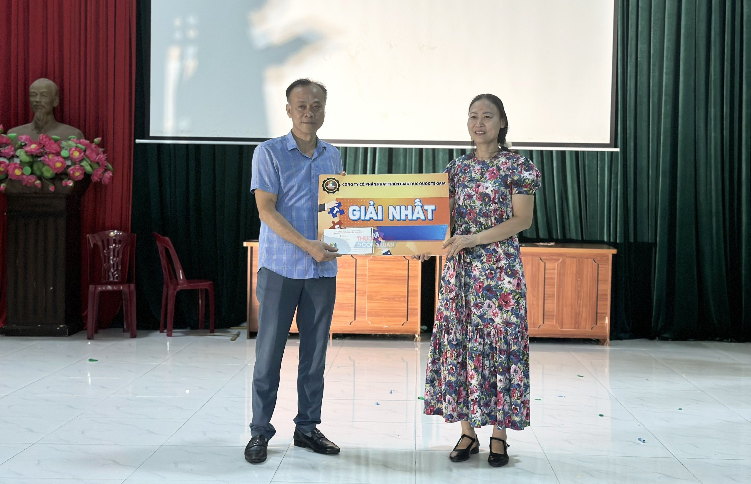Nhà giáo Lê Thị Thuý - Hiệu trưởng Trường THCS Tân Thắng trao giải nhất cho tập thế lớp 9B. Nhà giáo Lê Thị Thuý - Hiệu trưởng Trường THCS Tân Thắng trao giải nhất cho tập thế lớp 9B.