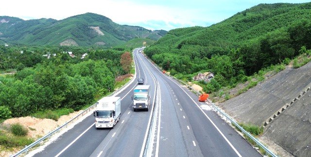 Dự án mở rộng cao tốc đoạn La Sơn - Hòa Liên dự kiến thông xe vào 31/8. Dự án mở rộng cao tốc đoạn La Sơn - Hòa Liên dự kiến thông xe vào 31/8.