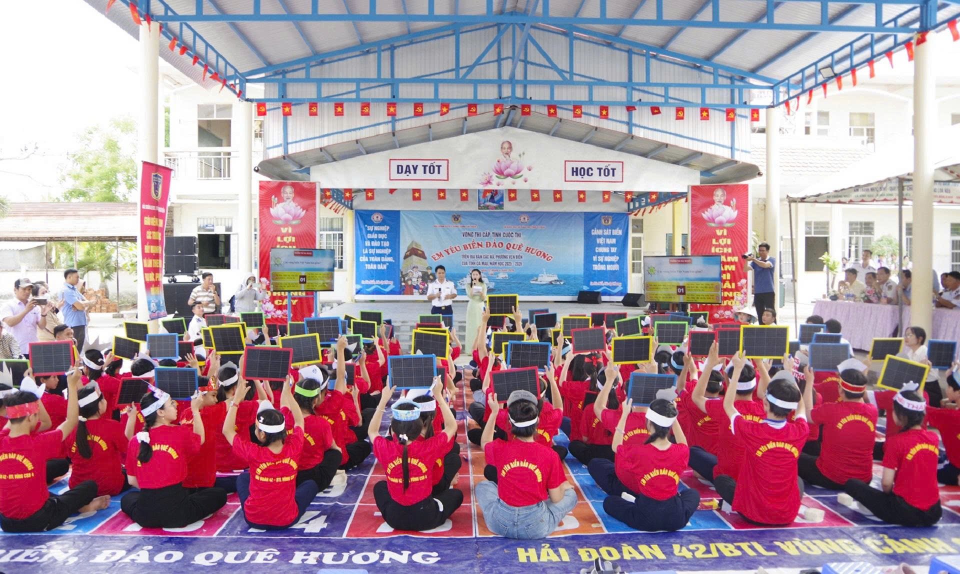 Quang cảnh Cuộc thi “Em yêu biển, đảo quê hương” năm học 2025 - 2026 tổ chức tại trường THCS Vĩnh Hậu (xã Vĩnh Hậu, tỉnh Cà Mau). Quang cảnh Cuộc thi “Em yêu biển, đảo quê hương” năm học 2025 - 2026 tổ chức tại trường THCS Vĩnh Hậu (xã Vĩnh Hậu, tỉnh Cà Mau).