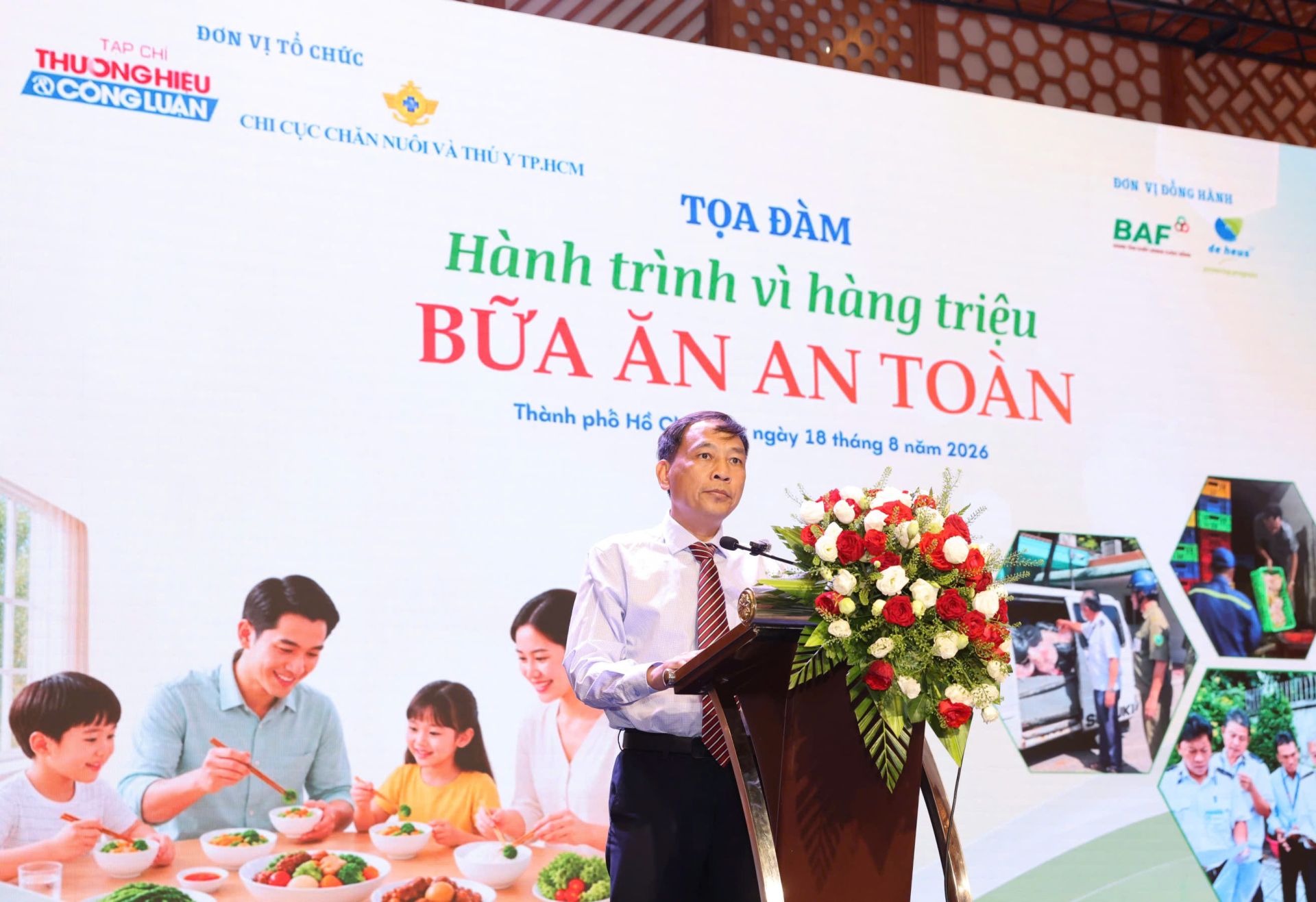 Nhà báo Vũ Đức Thuận, Tổng biên tập Tạp chí Thương hiệu và Công luận, phát biểu khai mạc tọa đàm. Nhà báo Vũ Đức Thuận, Tổng biên tập Tạp chí Thương hiệu và Công luận, phát biểu khai mạc tọa đàm.