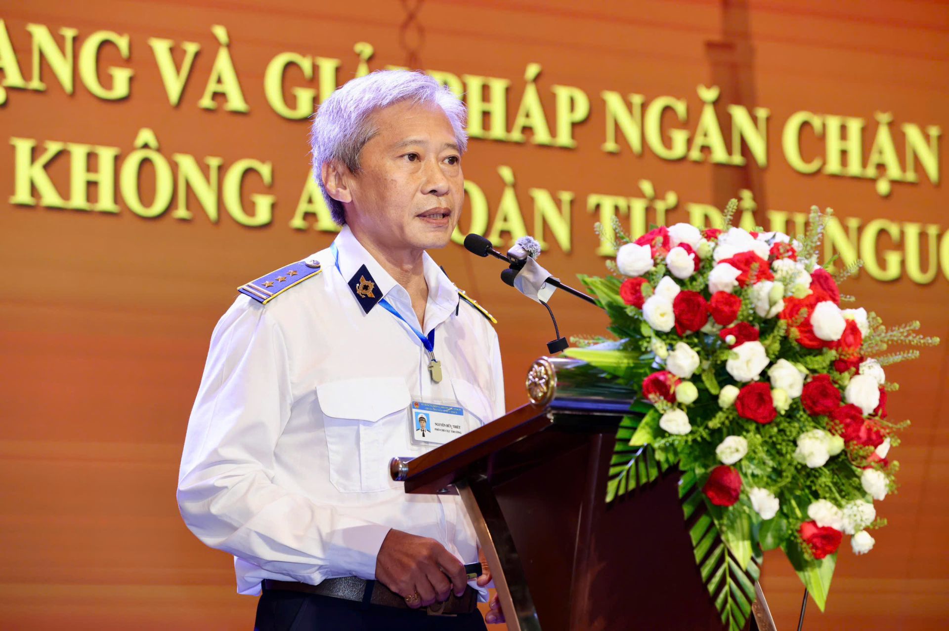 &Ocirc;ng Nguyễn Hữu Thiết, Ph&oacute; Chi cục trưởng Chi cục Chăn nu&ocirc;i v&agrave; Th&uacute; y TP.HCM, Trưởng đo&agrave;n kiểm tra li&ecirc;n ng&agrave;nh về c&ocirc;ng t&aacute;c ph&ograve;ng chống dịch bệnh động vật v&agrave; kiểm so&aacute;t giết mổ TP, tr&igrave;nh b&agrave;y tham luận tại tọa đ&agrave;m.