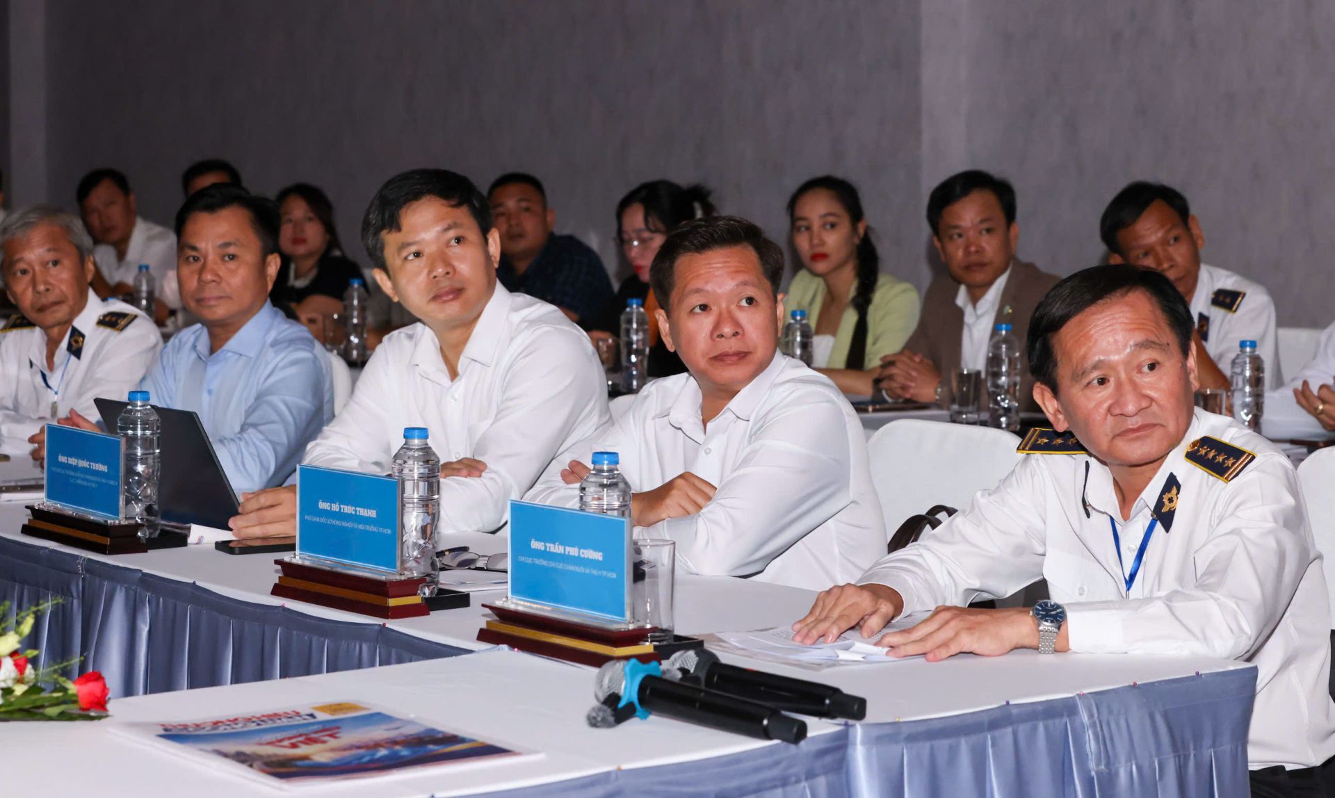 Các đại biểu theo dõi phóng sự mở đầu buổi tọa đàm. Các đại biểu theo dõi phóng sự mở đầu buổi tọa đàm.
