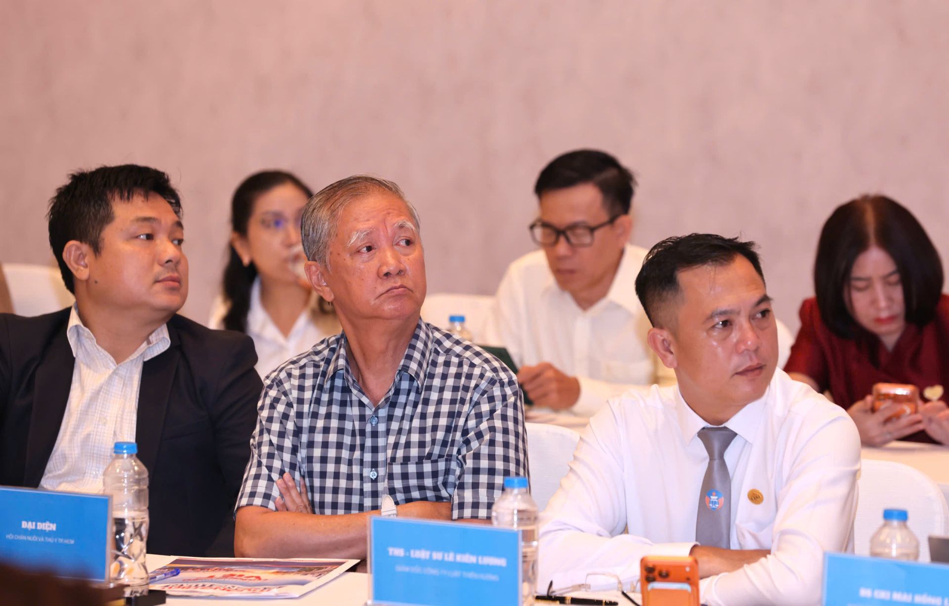 Đại biểu theo d&otilde;i c&aacute;c tham luận tại tọa đ&agrave;m.